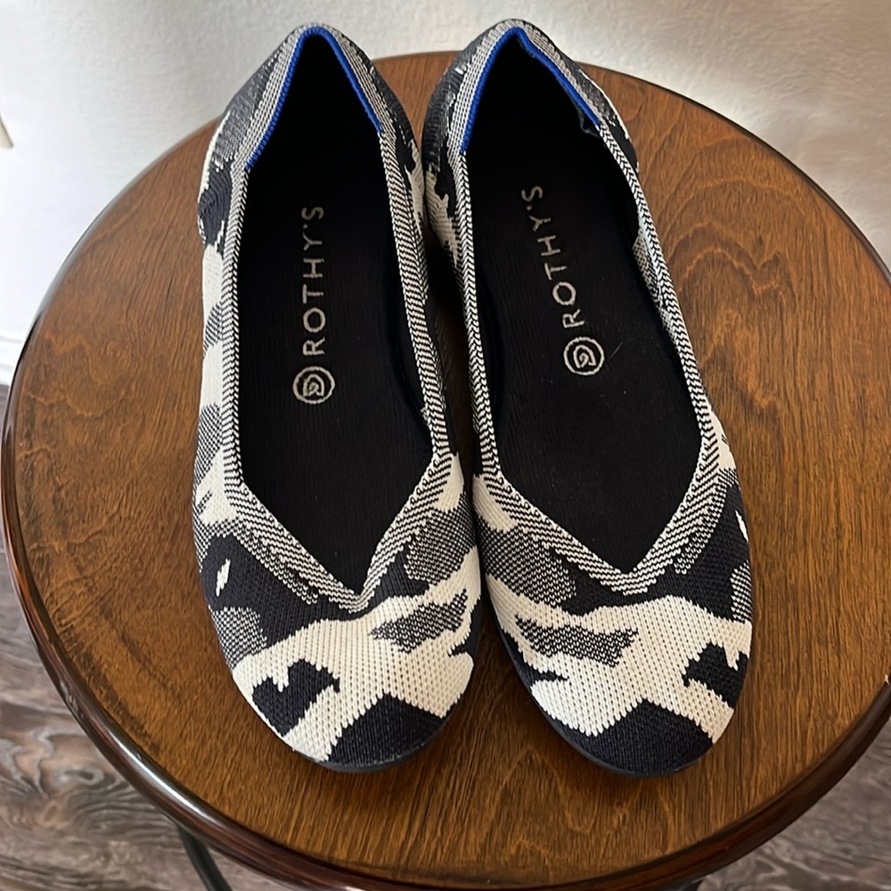 EUC Rothy’s The Round Toe Winter Camo Print Black & White Shoes